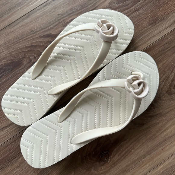 Gucci Chevron Cream Sandals - Picture 3 of 6